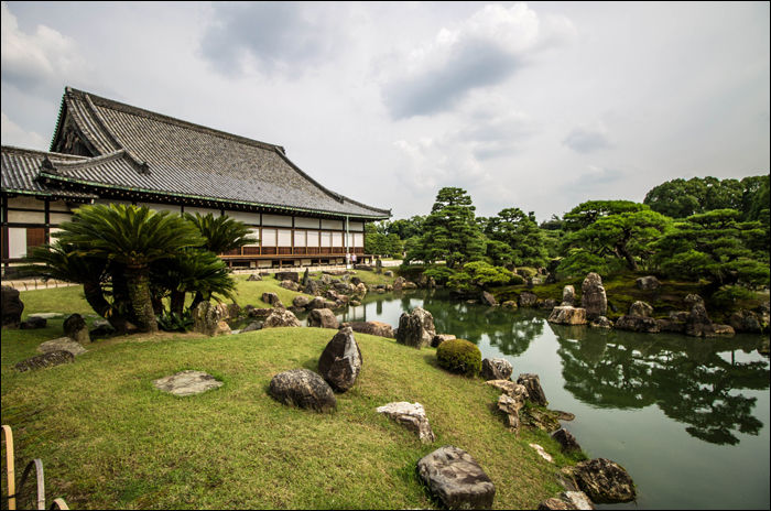 A Nijō-kastély udvarának részlete háttérben a kastély „Ohiroma” (大広間) termével, ahol a sógun egykoron fogadta nemeseit.