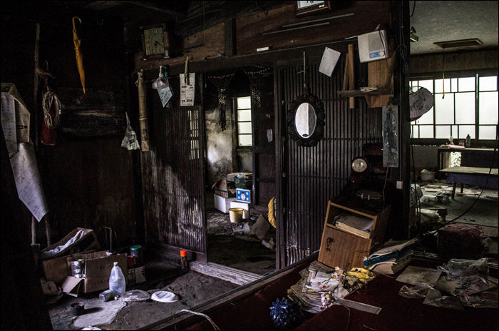 Békésen bomladozó vidéki japán ház belső tere, mely már évek óta elhagyatottan áll.