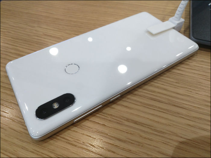 A Mi MIX 2s hátlapja.