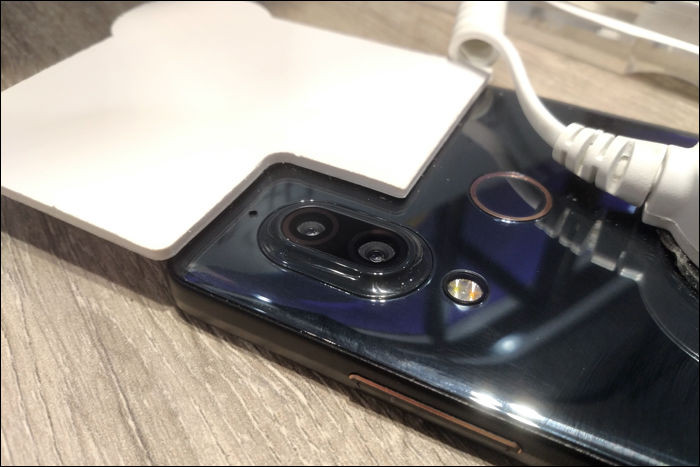A Sharp Aquos S3 hátlapján a 12 ill. 13MP-es kamera duó, villanófény, ujjlenyomat-olvasó és egy kicsi lyuk kapott helyet.