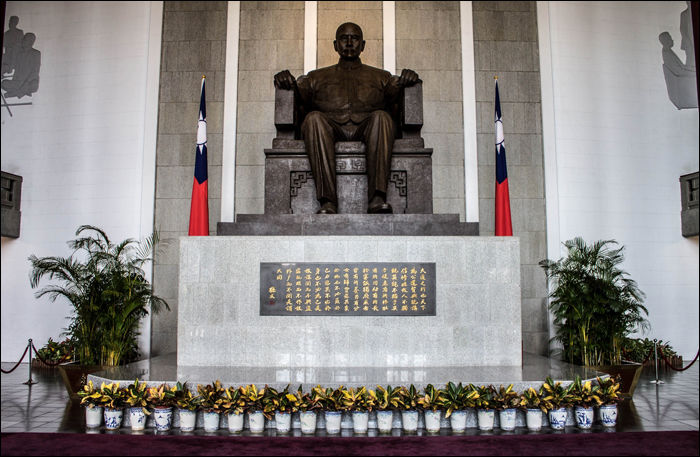 Sun Yat-sen szobra a róla elnevezett emlékcsarnokban.