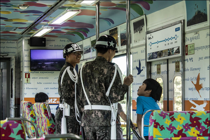 Dél-koreai katonák a Dorasan felé tartó Korail járaton. (FYI: Nyelvi easter egg a háttérben.)