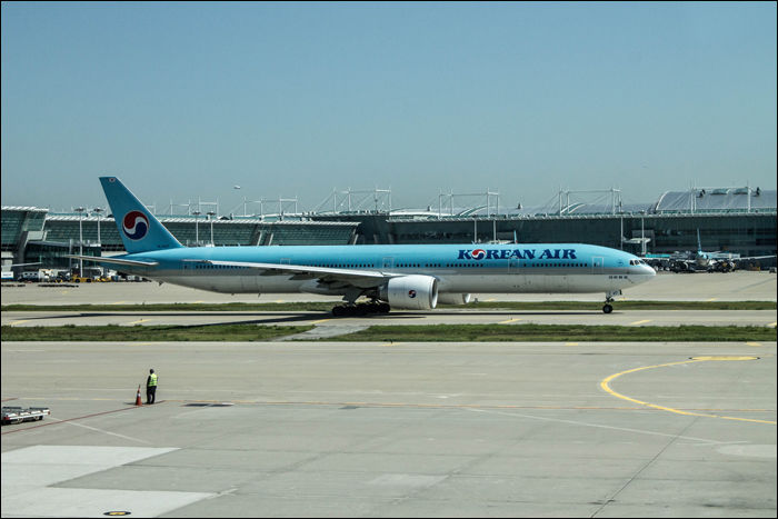 Korean Air Boeing 777-3B5 az Incheon nemzetközi repülőtéren.