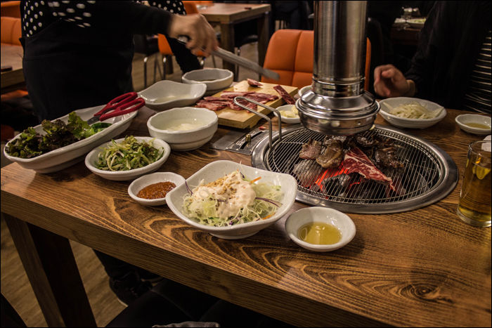 Turisták körében az egyik legkedveltebb koreai étel a samgyeopsal, melyet gyakorlatilag különösebb keresgélés nélkül, az ország valamennyi pontján megtalálhatunk.