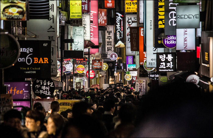 A szöuli híres Myeong-dong „piac” részlete.
