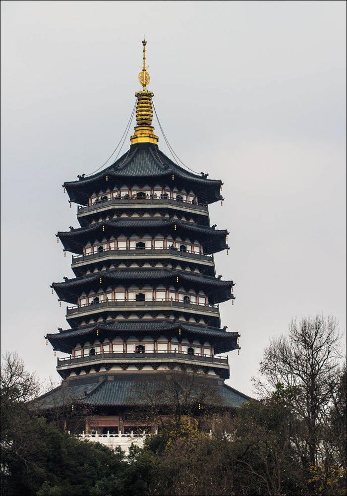 A 2002-ben újjáépített Leifeng-pagoda.