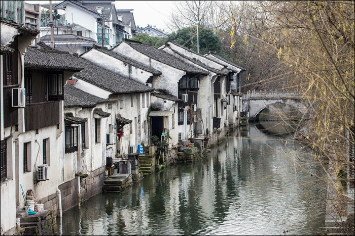Shaoxing városát sűrűn behálózzák az évtizedekkel korábban kiépített csatornák, ám Velence mértékű vizes-gondolás jelenetekre ne számítsunk.