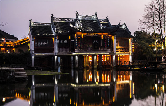 Az este közeledtével Xitang-szerte felgyulladnak a lampionok, hangulatos fénybe borítva a falut.