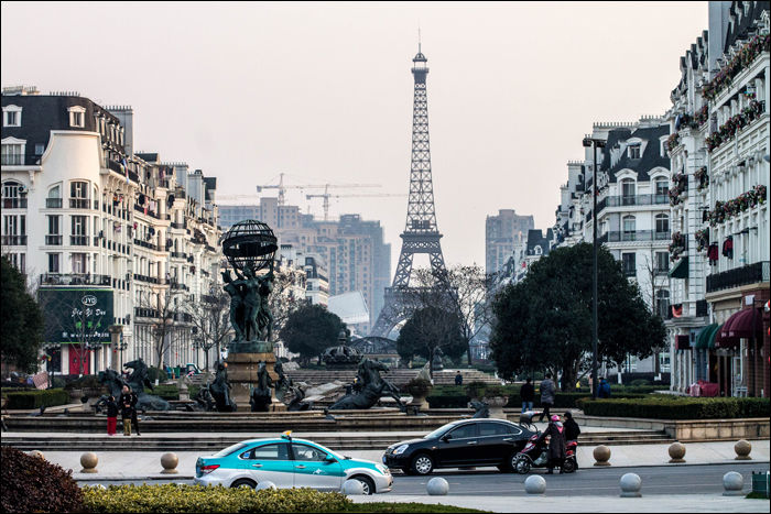 A hangzhoui Tianducheng Párizs ihlette városnegyedének látképe a Tiandu Park felől.