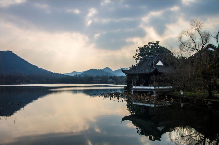 A Jizhao-pavilion látképe a Nyugati-tó tőszomszédságában található Nanhu-tó partján.
