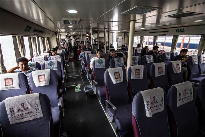 A Kinmen és Xiamen között ingázó kompok egyikének utastere.