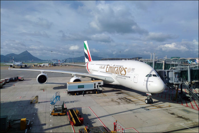 Az Emirates naponta repül Taipei és Dubai között a képen is látható Airbus A380-as hasonló jószággal. (A kép egyébként a hongkongi repülőtéren készült.)