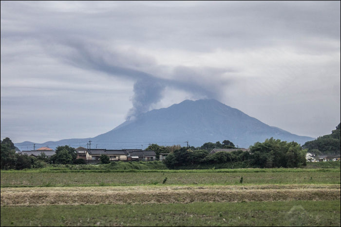 Egy átlagos vulkánkitörés látképe a Kagoshima közelében található Sakurajima közreműködésével.