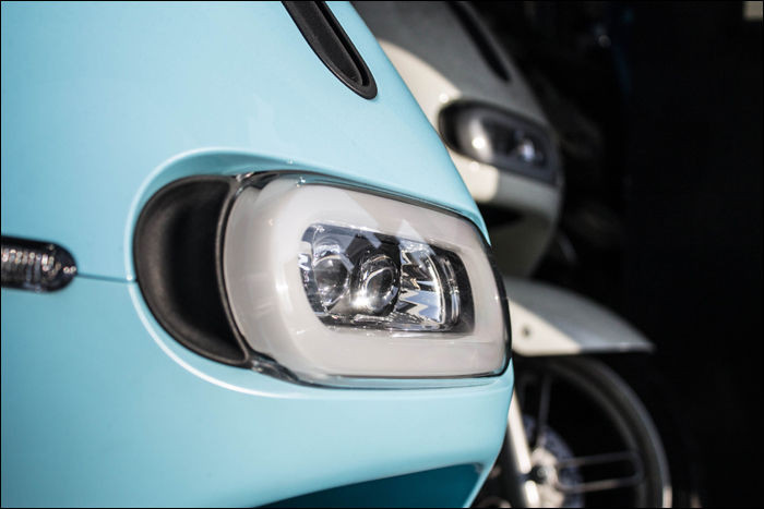 A Gogoro 2 Plus fényszórójának kialakítása ugyan megosztja a közönséget, de tény, hogy a Philips által biztosított LED-es fényforrások az EU-s „E-/e-mark” minősítést is megkapták.