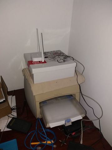 Nekem is meglepetés volt úgyhogy tanulságként írom nektek az alábbi esetet. Egy vasárnapi napon teljesen váratlanul bedöglött a routerem, elmentem egy a közelben vasárnap is nyitva lévő multihoz és vettem egy TP Link 940n típusú routert. Két pillanat alatt üzembe helyeztem aztán kimentem a Kb 20 méterre lévő teraszomra. A router innen 3 fal mögött van. 1 Mb/sec-ra csökkent az átviteli sebesség pedig rádió maximális teljesítményre volt állítva. Na ez nekem nem kell - gondoltam- , visszavittem és megvettem az ott lévő legolcsóbb Tenda f300 as routert. Fele annyiba került mint a TP Link. Hazavittem, ezt egy pillanat alatt üzembe helyezzem, még egyszerűbben mint a TP linket. Ismét kimentem a teraszra és amit láttam engem is meglepett. 28 megabit per szekundum sebességgel hasított Anett. Tanulság: nem mindig a legrosszabb a legolcsóbb, ráadásul szolgáltatásaiban sem rosszabb mint a TP Link nagy testvér. Kicsi, elegáns, erős rádióval. És 5 ev garit adnak rá.