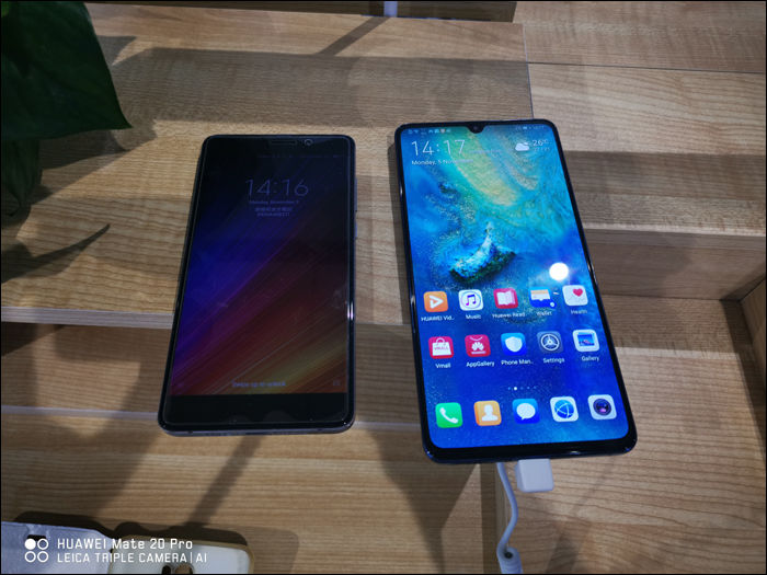 Egymás mellett egy Xiaomi Mi 5s Plus és egy Huawei Mate 20X.