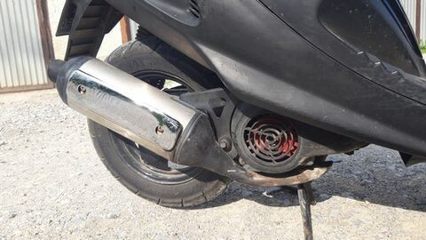 Sziasztok, Yamaha Jog kipufogóval kapcsolatban kérdeznék. Ha valakinek van otthon leszerelve és lehet?sége megmérni a súlyát, megtenné? Én levettem és bitang nehéznek találtam (4,2 kg), lehet tele van már olajjal, vagy alapban ilyen súlyú? A másik, hogy alul, ahol a lejöv? cs? csatlakozik a dobhoz, van egy apró menetes furat egy csavarral. Annak mi szerepe van? Ha kiveszem, ott is jön ki a kipufogó gáz. Köszi a válaszokat.