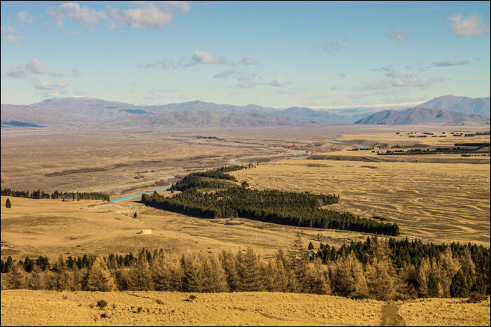 Kilátás a Tekapo-csatorna felé. A talajt egyébként nem homok, hanem egy fűfajta borítja, mely a fehéregyensúlynak és a Photoshop Lightroom „vibrance” gombjának nyomogatásával egy hangyányit sárgább lett.
