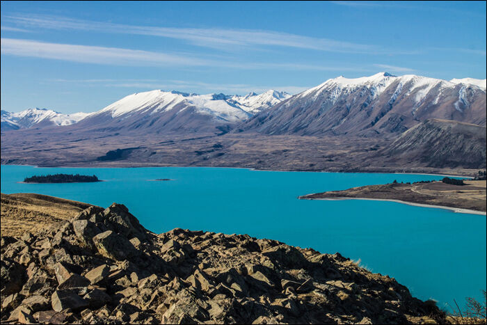 A kép bal oldalán található Motuariki-sziget egykor egy maori falunak is otthont adott.