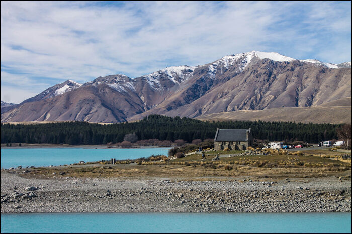 Kilátás a Tekapót körülvevő hegyekre, előtérben az 1935-ös alapítású „Church of the Good Shepherd”, mely azóta is az egyetlen tempolom a környéken.