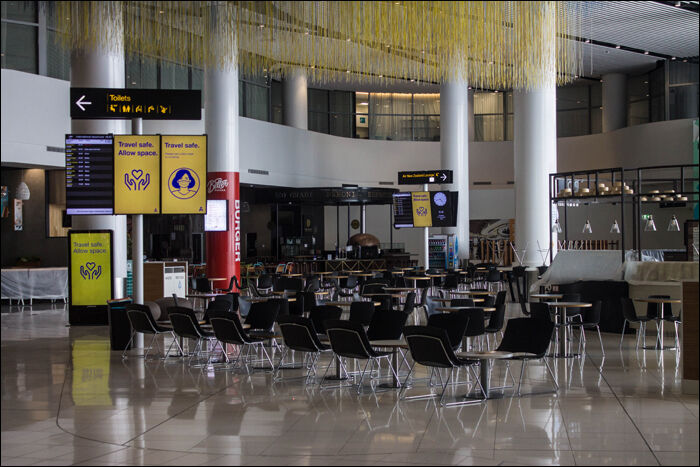 Az aucklandi nemzetközi repülőtér kihalt tranzitja.