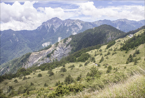 A 3607 méter magas Qilai-hegy látképe.