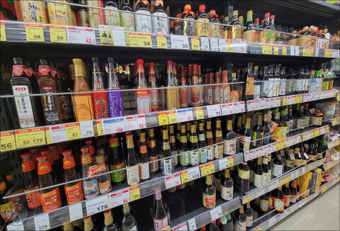 Egy átlagos tajvani áruház szószkínálata. A képen látható termékek közül nem mind szójaszósz, a kép bal oldalán alul például Lee Kum Kee osztrigaszósza (oyster sauce) is befért.