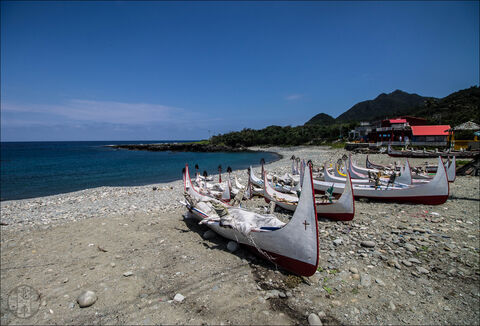 Yami kenuk a Langdao halászkikötőben (朗島漁港). A helyiek minden tavasszal efféle hajókon kelnek útra, hogy az óceáni áramlatok által hozott repülőhalakat, a Flying Fish Festival (飛魚祭) keretein belül begyűjtsék.