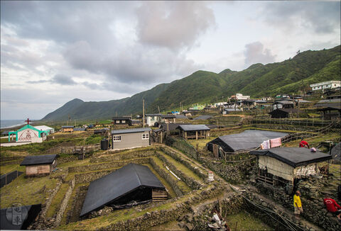 Yeyin (野銀) falu tradicionálisabb része, ahol megfigyelhetjük a yami emberek által, a földfelszín alá süllyesztett házakat. A korábban fűfélékkel, napjainkban inkább kátránnyal borított, gyakran 1-1,5 méter belmagasságú épületek és az azokat körülölelő kőbástyák kiváló védelmet nyújtnak tájfunok során érkező széllel és esővel szemben. Az esővíz beáramlása ellen valamennyi ilyen ház padlózata a földtől mintegy 20-30 centiméterre található, illetve a mélyedésekben a víz elvezetése is megoldott.