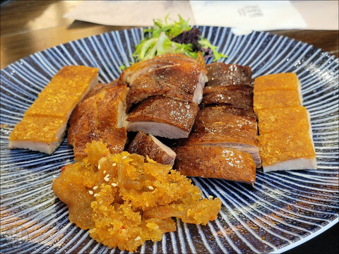 A ropogós disznóhús (脆皮燒肉, cuìpí shāoròu) készítése és tálalása során - nevéből adódóan -, különös gondot fordítanak arra, hogy a sertés bőre roppanós maradjon. A képen a sertéshús “medúzabőr” (海蜇皮, hǎizhēpí) kíséretében érkezik, melynek a fűszerezés ellenére sincs túl sok íze, kedvelői inkább az állaga miatt fogyasztják.