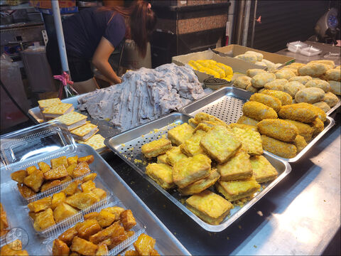 A taró egy relatíve édes, krumplihoz hasonló gumóval rendelkező növény, mely számos tajvani édesség alapja. Az itt látható ételstand különféle, nem kifejezetten gyakori kivitelű tarós édességeket terít, hiszen a bő olajban sütés nem igazán gyakori technika a tajvani konyhaművészetben.