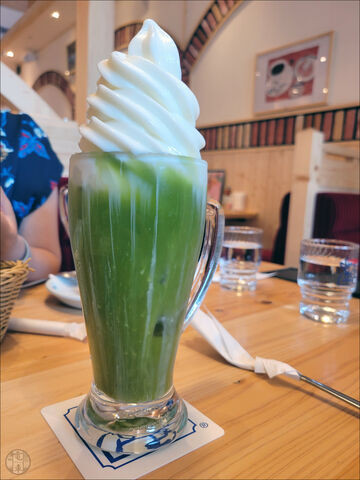 Végezetül a matcha frappé (抹茶漂浮, mǒchá piāofú), mely jó drága, így csak ritkán fogyasztom. Echte japán édesség, melybe a fél tejipart beletömték, így tejet, tejszínt, tejszínhabot és fagylaltot is tartalmaz.