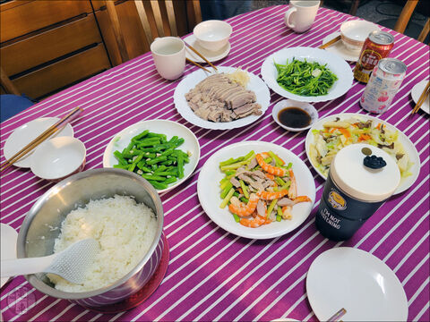 Egy átlagos otthoni étkezés nagyjából ezt a felállást követi. A képen libahús mellett, zöldbabot, rizst, spárgás, disznóhúsos garnélát, különféle, serpenyőben sült zöldségeket és egy a-cai (A菜, á-tshài) nevű, helyi zöldséget találunk, mely nevében ugyan saláta, részei annál jóval húsosabbak.