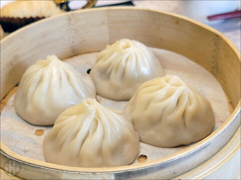 A xiaolongbao (小籠包, xiǎolóngbāo) szintén egy jellegzetes kínai étel. Itt a húsos töltelék levesben úszik a gombóc belsejében (湯包, tāngbāo), így fogyasztásához kanál és evőpálcika is szükséges. A “xiaolong” egyébként az elkészítés során használt, bambusz gőzölőedény elnevezése.