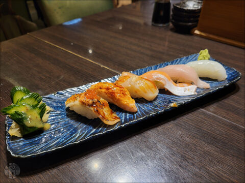 A sushit talán senkinek nem kell bemutatni, Japán legikonikusabb étele Tajvanon is hódít, ahol a megannyi “running sushi” mellett kicsit szofisztikáltabb változatokat is élvezhet az érdeklődő. A tálka bal oldalán látható sushik egyébként nem romlottak, csak kicsit megpirították őket, megalkotva így az ún. aburi sushit.
