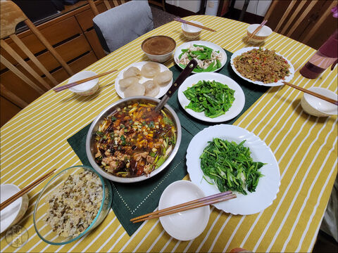 A korábban már általam is bemutatott szecsuáni csípős csirke és hangyás tészta mellett mungóbabos, kuszkuszos rizst, gombás zöldborsót, egy madárfészekpáfrány (山蘇, shānsū) nevű növényt (középen) és a már említett a-cait találunk. A fehér húsos batyuk (肉圓, ròuyuán) édesburgonyalisztből készült tésztát, majd az ebbe töltött disznóhúst, bambuszgyökeret tartalmaznak.