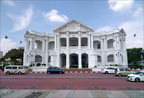 Ipoh városháza, mely, a 1914 és 1916 között, a vele szemben található állomásépülethez hasonlóan, Arthur B. Hubback, brit kormányzati építész tervei alapján készült el.