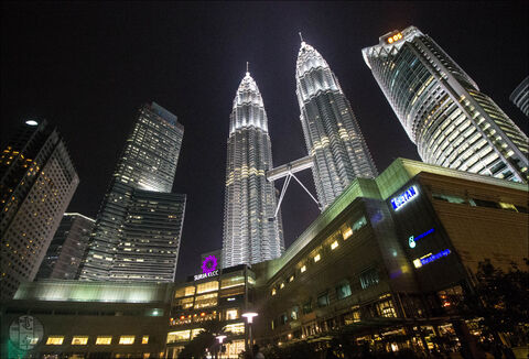A Kuala Lumpur-i Petronas tornyok a város és Malajzia egyik szimbólumai, melyek sokáig a világ legmagasabb épületeinek számítottak.