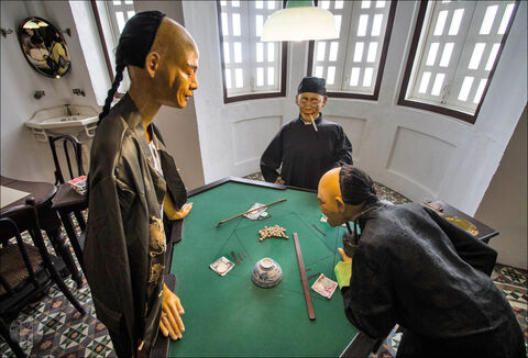 Fan-tant (番攤; fāntān) „játszó” bábuk a Han Chin Pet Soo második emeleti klubhelyiségében.