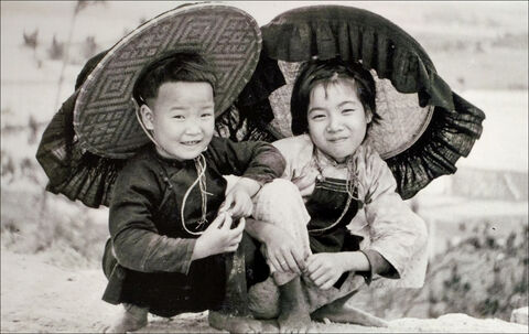Jellegzetes hakka fejfedővel ellátott gyerekek játszadoznak. (Forrás: A Han Chin Pet Soo gyűjteménye)