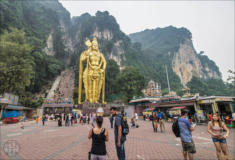 A Batu Caves hindu barlangtemplom Kuala Lumpur északi részén található, a beugró helyieknek 7 ringgit, s mivel a turista úgyis ki van tömve pénzzel, ezért tőlük le lehet gombolni ennek több mint dupláját, 15 ringgitet.