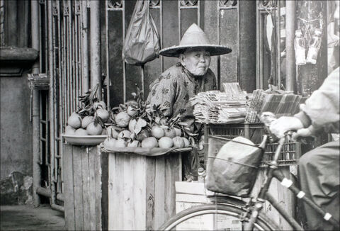 Hakka árus Ipoh-ban a XX. század elején. (Forrás: A Han Chin Pet Soo gyűjteménye)